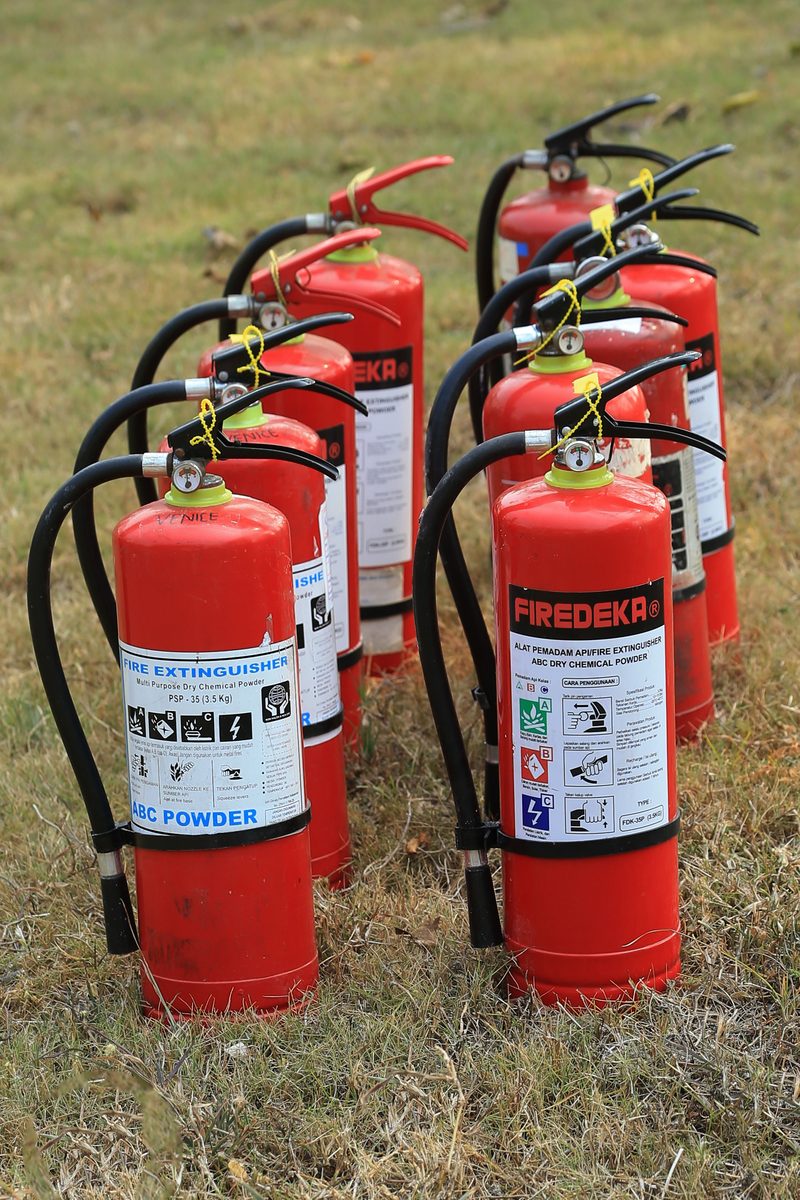 Hilera de extintores rojos