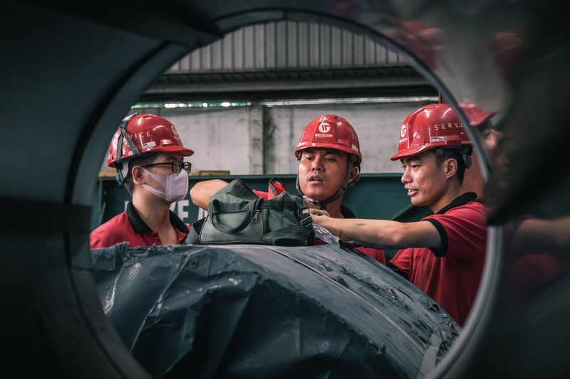 Equipo de trabajo con casco de seguridad