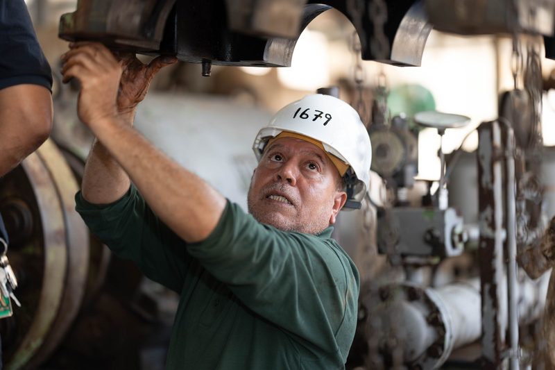 Técnico dando mantenimiento a un equipo