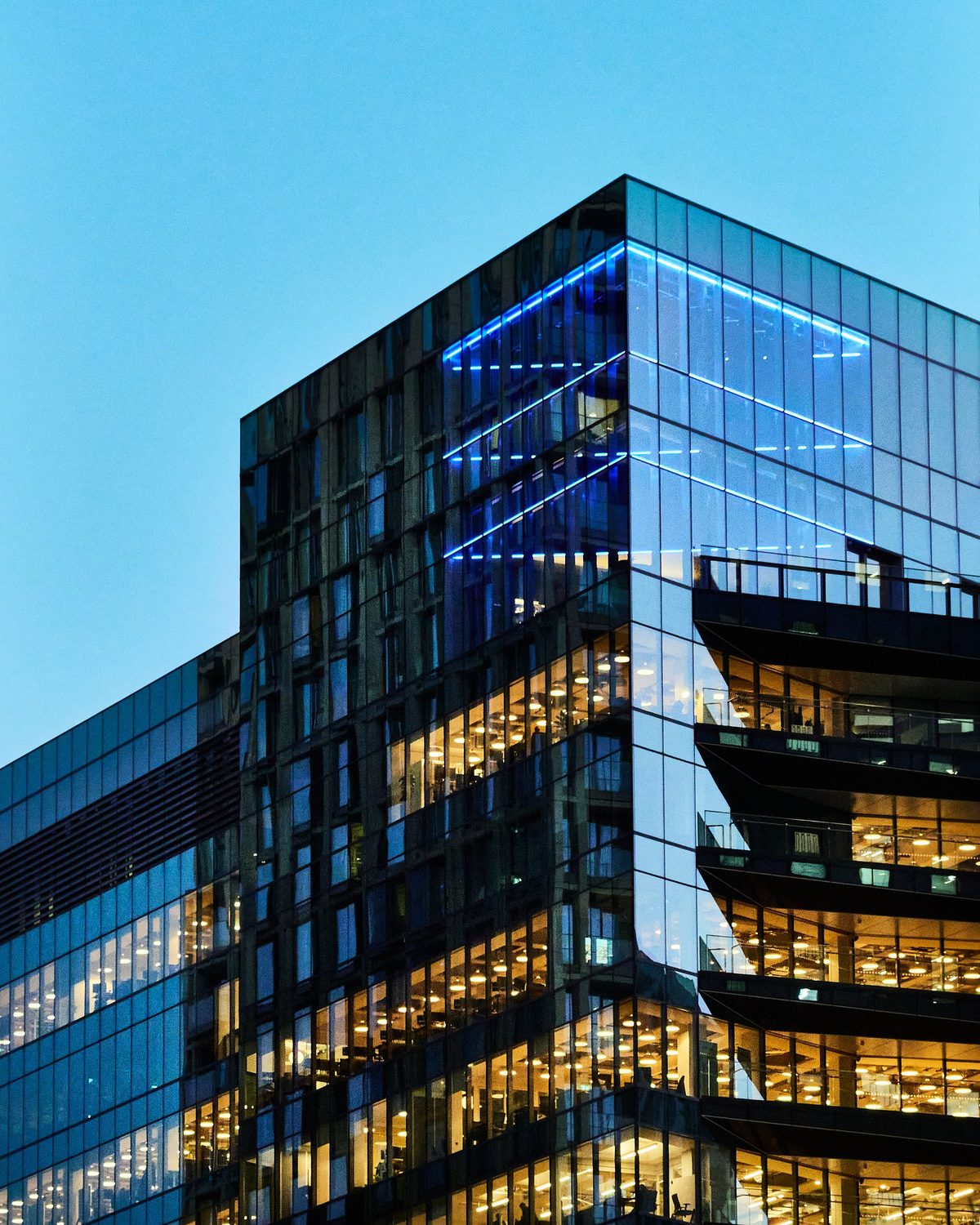 Edificio de oficinas iluminado al anochecer