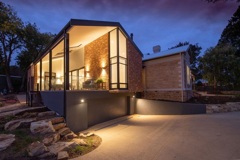 Casa moderna iluminada durante la noche