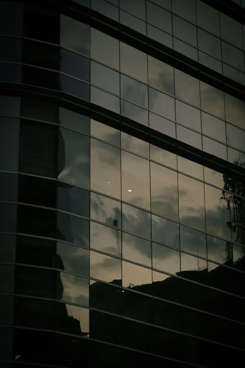 Fachada de cristal de un edificio corporativo