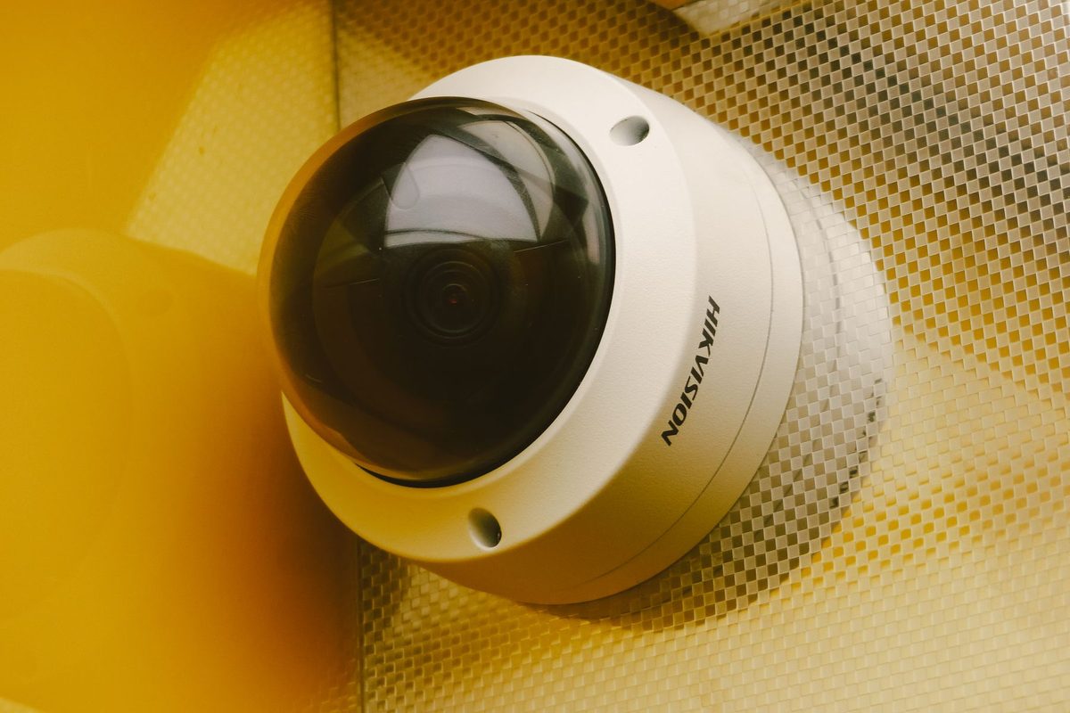 Cámara de videovigilancia tipo domo instalada en interior