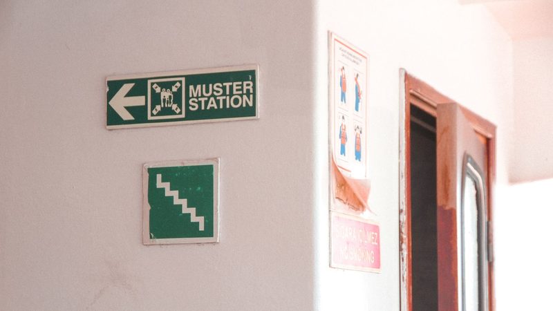 Señalamiento de punto de reunión y ruta de evacuación