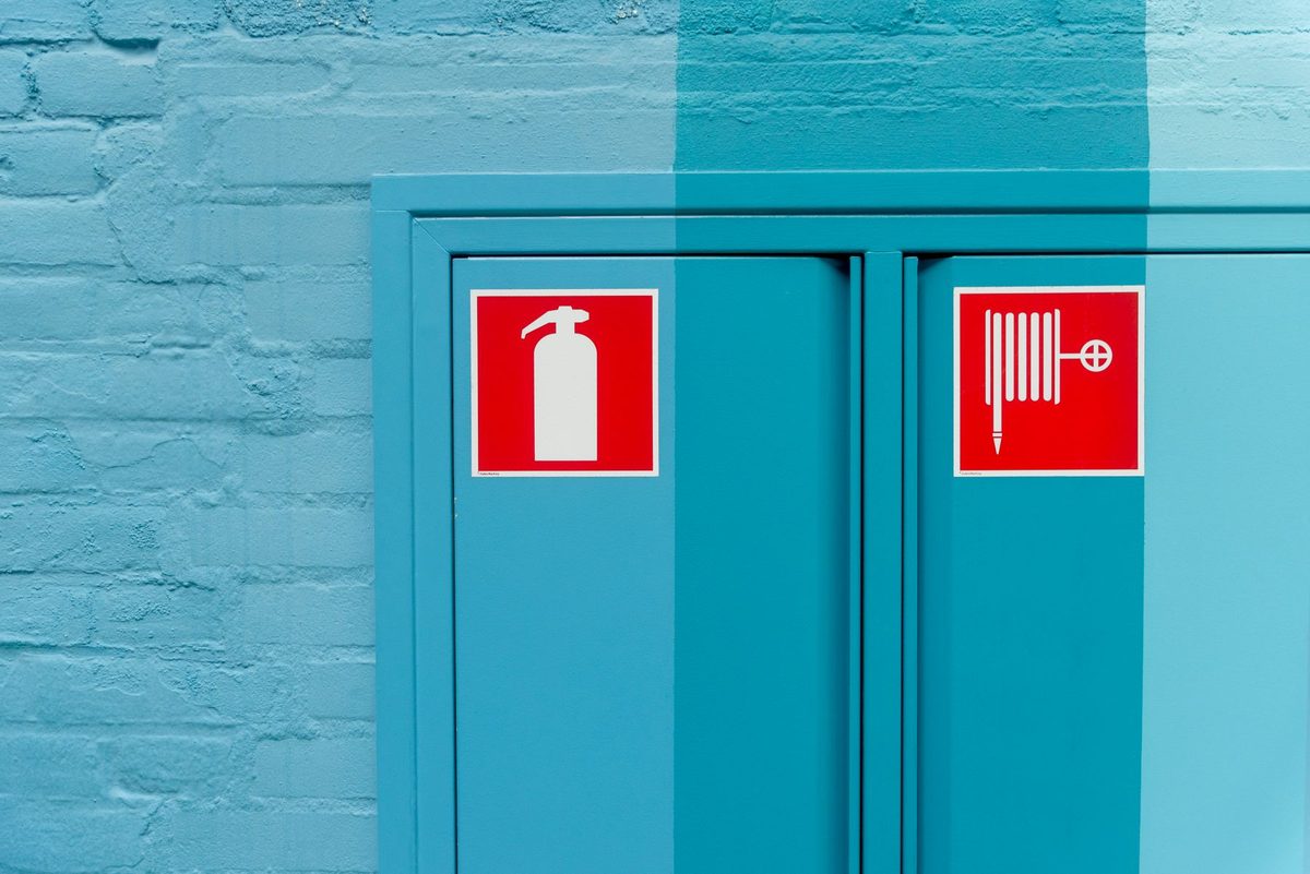 Señalamientos industriales instalados en puerta