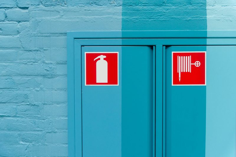 Puerta industrial con señalamientos de extintor e hidrante